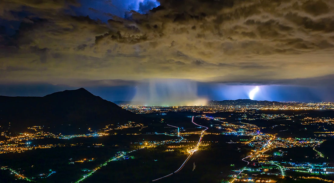 Spettacolare temporale su Torino, visto dalla Sacra di San Michele - 07.07.18 #fotodelgiorno di Duilio Fiorille